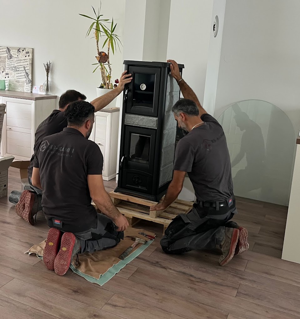 Handwerker stellen einen neuen Kamin nach der Kaminsanierung auf.